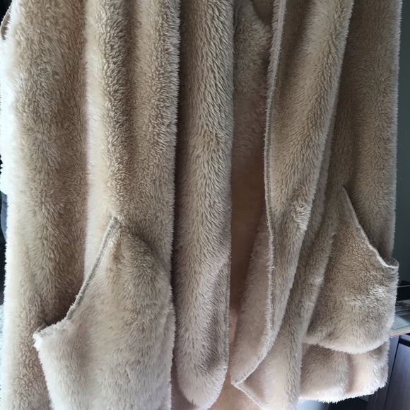 Faux Fur Vest - Picture 5 of 6